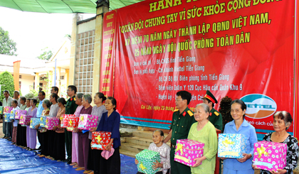 Ban tổ chức hình trình “Quân đội chung tay vì sức khỏe cộng đồng” tỉnh tặng quà cho gia đình chính sách xã Cẩm Sơn