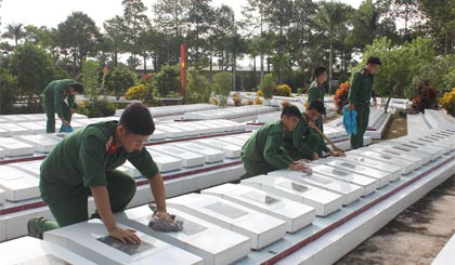 Vệ sinh các phần mộ trong Nghĩa trang Liệt sĩ tỉnh.
