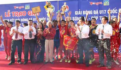 U17 PVF đăng quang thuyết phục.