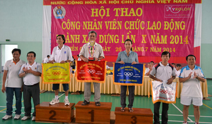 Trao giải nhất, nhì, ba toàn đoàn cho tập thể xuất sắc.