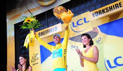Vincenzo Nibali trong giây phút nhận giải. Ảnh: roadcycling 