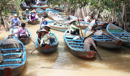 Chèo đò đã phần nào giúp chị em xã Thới Sơn ổn định cuộc sống.