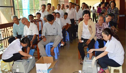 Công ty cổ phần Sữa Việt Nam kiểm tra độ loãng xương cho đại biểu là người cao tuổi.