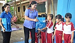 Chi đoàn Viện KSND tỉnh trao quà nhân dịp năm học mới