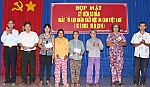 Hội Nạn nhân CĐDC xã Mỹ Phong tặng quà cho nạn nhân nghèo