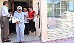 Tặng quà cho người mù gặp khó khăn