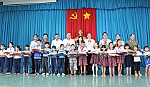 Trao 110 phần quà cho học sinh vượt khó học giỏi