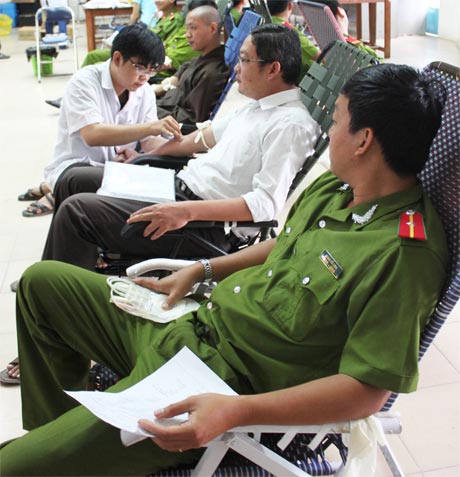 Đông đảo cán bộ, công chức, đoàn viên, thanh niên tình nguyện hiến máu.