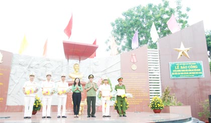 Trung úy Phan Văn Tâm (thứ 2 từ phải sang) nhận Giấy khen của Giám đốc Công an tỉnh tại Lễ Báo công dâng Bác trong tuổi trẻ  Công an tiền Giang. 