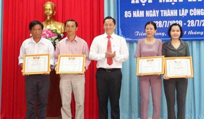 Ông Lưu Nhơn Đức, Chủ tịch Công đoàn ngành Giáo dục tỉnh trao Bằng khen cho các tập thể và cá nhân.