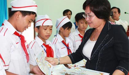 Bà  Trần Thị Quý Mão, Phó Giám đốc Sở GD-ĐT trao giấy chứng nhận cho các “chiến sĩ nhí”.