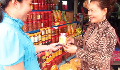Chị Lê Thị Kim Hằng (áo bông) chủ cơ sở bán  tạp hóa, đặc sản  Gò Công: Vui vẻ,  lịch sự  khi tiếp xúc với  khách hàng.