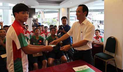 Công Phượng nhận quà của nhà tài trợ   