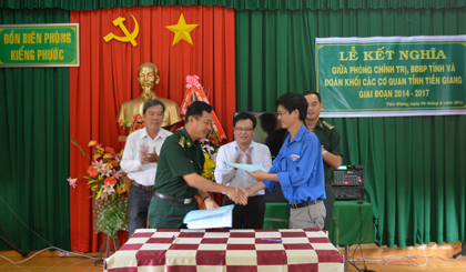 Trao quyết định kế kết.