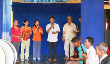 Các thành viên CLB Đờn ca tài tử xã Bình Phú trong 1 buổi sinh hoạt.