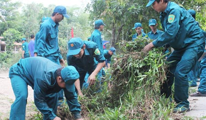 Lực lượng Dân quân  tự vệ Cái Bè  chung sức  xây dựng  nông thôn  mới.
