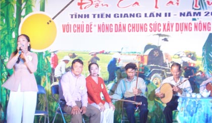 Tài tử Bích Hạnh (đơn vị TX. Cai lậy) biểu diễn tiết mục 8 câu giang nam  “Nhị nữ anh hùng”