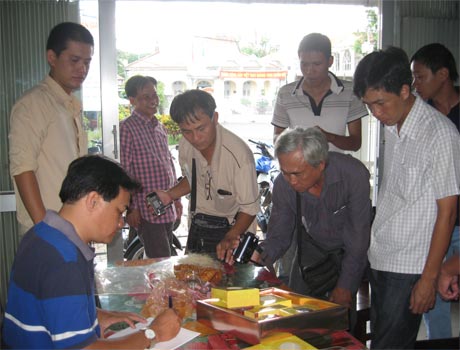 Cơ quan chức năng cùng đại diện Cơ sở Bánh trung thu Minh Tâm và đại diện một số cơ quan báo chí trong và ngoài tỉnh đang xác minh làm rõ thông tin nhân bánh trung thu có nhiều sợi trắng đốt cháy và bốc mùi khét.