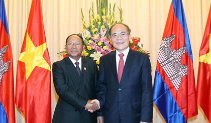 Chủ tịch Quốc hội Nguyễn Sinh Hùng chủ trì Lễ đón và hội đàm với Ngài Samdech Heng Samrin, Chủ tịch Quốc hội Vương quốc Campuchia.