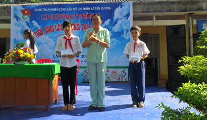 Bà Nguyễn Thị Số,Bí thư Đảng ủy xã Tân Hương trao học bổng.