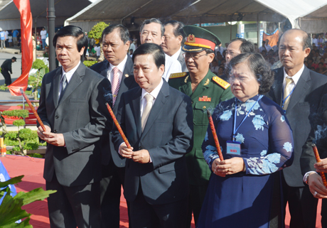 Ông Trần Thế Ngọc, Ủy viên BCH Trung ương Đảng, Bí thư Tỉnh ủy Tiền Giang cùng lãnh đạo tỉnh dâng hương Anh hùng dân tộc Trương Định.