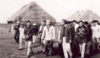 Chủ tịch Hồ Chí Minh thăm xã lấn biển Nam Cường, Tiền Hải, Thái Bình, tháng 3/1962. Ảnh: ditichhochiminhphuchutich.gov.vn  