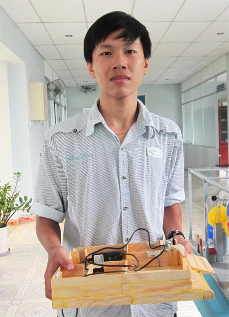 Em Nguyễn Thành Lý và sản phẩm đạt giải Nhì cuộc thi.