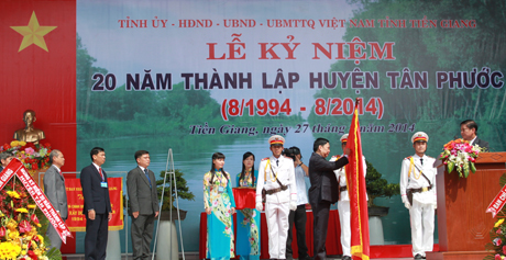 Ông Trần Thế Ngọc, Bí thư Tỉnh uỷ gắn huân chương lao động hạng nhì Chương trình văn nghệ chào mừng