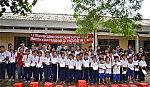 Tặng 830 phần quà cho học sinh nghèo