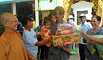 Tịnh xá Ngọc Hiệp tặng quà cho hộ nghèo