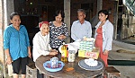 Mẹ già nuôi con bệnh tật