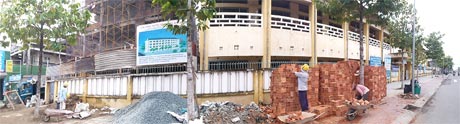 Khẩn trương xây dựng  dãy  phòng học của Trường Tiểu học  Thủ Khoa Huân  để đưa vào sử dụng  từ đầu  năm học mới.