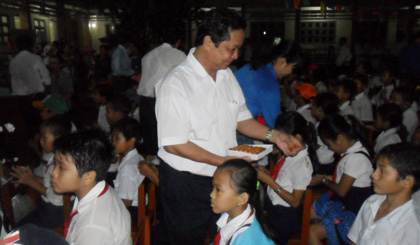 Ông Trương Minh Tới cùng các lãnh đạo phát quà Trung thu cho các cháu, và ảnh rước đuốc.