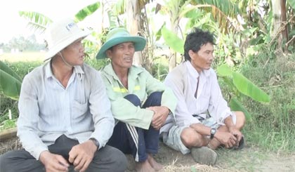  Anh Tuấn nghỉ giải lao sau khi vác lúa thuê (người đầu tiên từ trái sang).