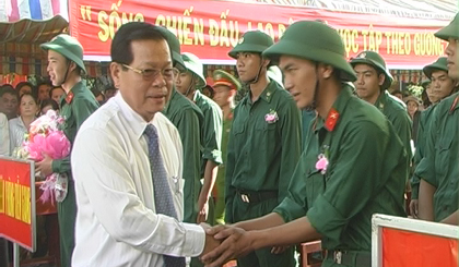 Ông Nguyễn Văn Khang, Chủ tịch UBND tinh bắt tay tân binh.