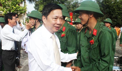 Bí thư Tỉnh ủy Trần Thế Ngọc động viên thanh niên TX. Gò Công lên đường nhập ngũ.
