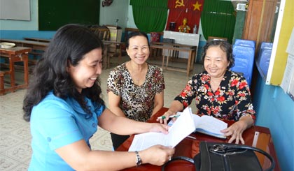 Chủ tịch Hội LHPN phường 4, TP. Mỹ Tho (bên trái) sinh hoạt với cán bộ Chi hội Phụ nữ khu phố 4 về phương hướng  thực hiện Đề án 343 từ nay đến cuối năm 2014.