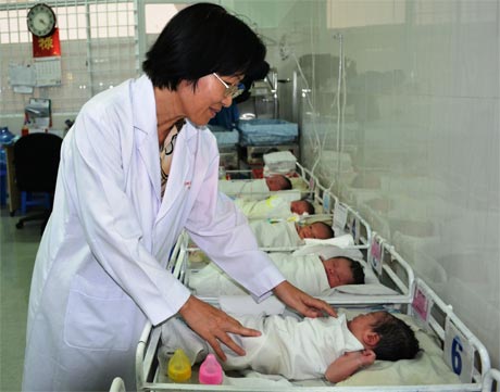 Bác sĩ CKI Đặng Thanh Nga kiểm tra tình trạng sức khỏe của bé.
