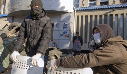  Các tay súng ly khai ở Lugansk, miền Đông Ukraine. Ảnh: AFP