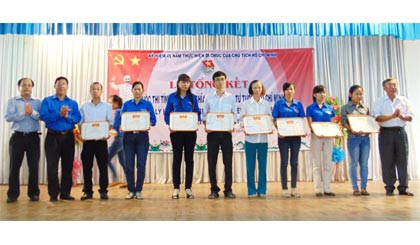 Trao thưởng cho các thí sinh.