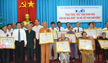 Lễ trao tặng, truy tặng Danh hiệu vinh dự Nhà nước Bà mẹ Việt Nam Anh hùng ở TX. Gò Công.     Ảnh: MAI ANH