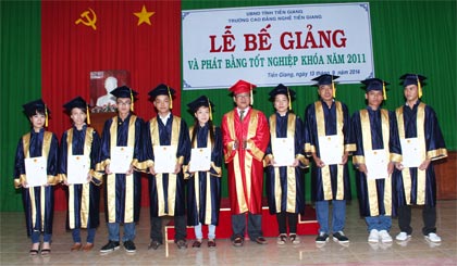 Tiến sĩ Phạm Châu Long, Hiệu trưởng nhà trường trao bằng tốt nghiệp  loại xuất sắc cho HS-SV. 