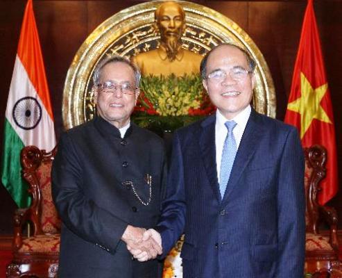 Chủ tịch Quốc hội Nguyễn Sinh Hùng tiếp Tổng thống CH Ấn Độ  Pranab Mukherjee. Ảnh: dangcongsan.vn