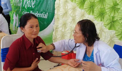 Các bác sĩ khám và tư vấn sức khỏe cho những người đến tham gia.