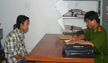 Công an huyện Châu Thành đang làm việc với đối tượng vi phạm pháp luật.