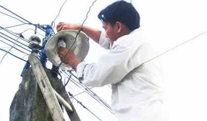 Người dân thay bóng đèn.