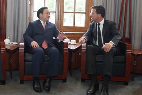 Phó Thủ tướng Hoàng Trung Hải và Thủ tướng Mark Rutte trao đổi nhiều vấn đề liên quan đến các lĩnh vực mà hai nước Việt Nam và Hà Lan cùng quan tâm. Ảnh: VGP/Nguyên Linh