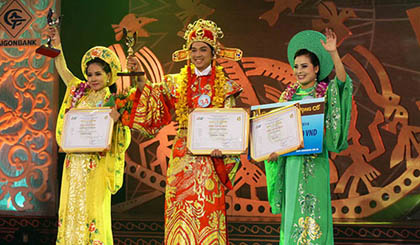 Từ phải sang: Thí sinh Nguyễn Thị Linh Phượng đoạt giải Chuông bạc, Thí sinh Nguyễn Minh Trường đoạt giải Chuông vàng vọng cổ 2014 và thí sinh Nguyễn Thị Lý đoạt giải ba tại Vòng chung kết xếp hạng cuộc thi Chuông vàng vọng cổ lần IX-2014