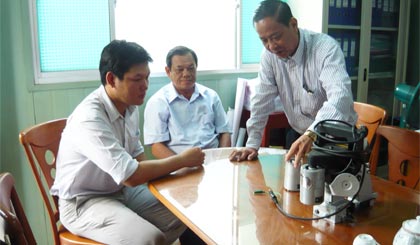 Người tiêu dùng khiếu nại tại Hội Bảo vệ quyền lợi người tiêu dùng tỉnh. Ảnh: Hữu Nghị
