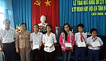 Châu Thành: Trao học bổng cho sinh viên, học sinh nghèo vượt khó học giỏi